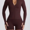 Chaqueta intermedia con capucha Soft Active en color chocolate