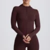 Chaqueta intermedia con capucha Soft Active en color chocolate