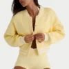 Cárdigan corto de punto con botones en amarillo suave