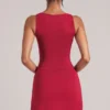 Falda ajustada de talle medio con abertura Tula en rojo cereza
