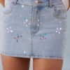 Falda de denim de talle medio Levara en denim claro