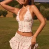 Falda de talle bajo con fruncidos y volantes de Nellary con estampado de rosas pequeñas