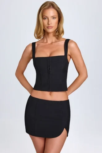 Falda Issa de talle bajo y corte curvo en negro