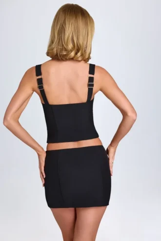 Falda Issa de talle bajo y corte curvo en negro
