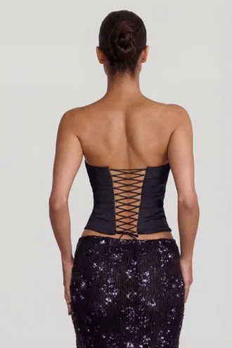 Falda larga de talle medio con adornos y abertura en el muslo Nevara en negro y morado