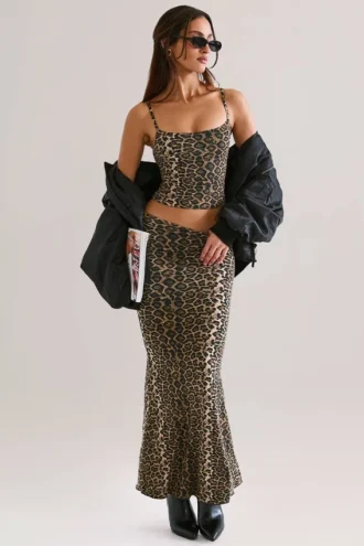 Falda larga de talle medio con corte en cola de pez de modal Avenley con estampado de leopardo