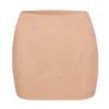 Falda micro mini de malla suave de talle bajo de Intimates en color melocotón cálido
