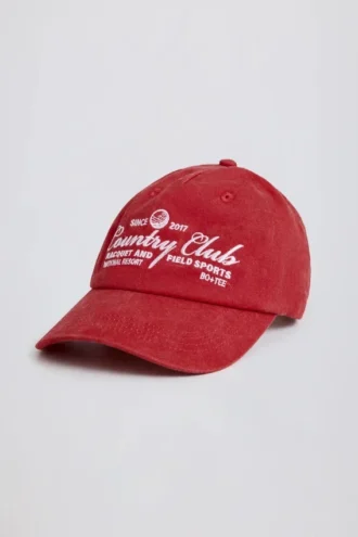 Gorra de béisbol en rojo oscuro