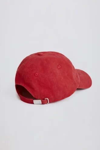 Gorra de béisbol en rojo oscuro