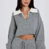 Jersey corto de punto suave con cuello en capas en gris