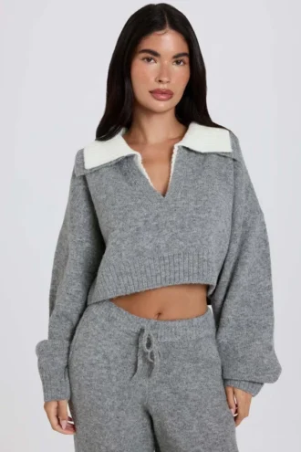 Jersey corto de punto suave con cuello en capas en gris