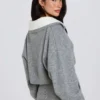 Jersey corto de punto suave con cuello en capas en gris