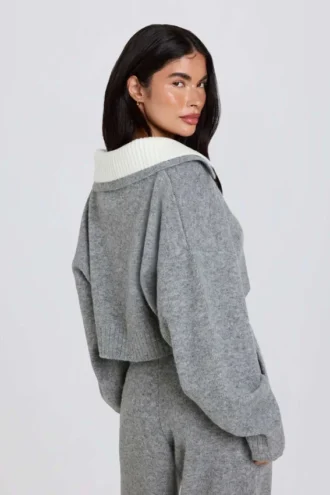 Jersey corto de punto suave con cuello en capas en gris