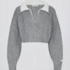 Jersey corto de punto suave con cuello en capas en gris