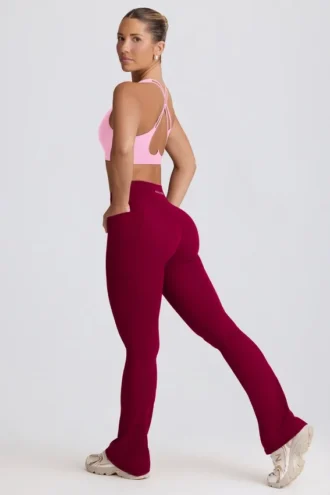 Leggings acampanados con cintura en V y bolsillos Soft Active en color burdeos