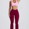 Leggings acampanados con cintura en V y bolsillos Soft Active en color burdeos
