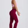 Leggings acampanados con cintura en V y bolsillos Soft Active en color burdeos