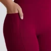 Leggings acampanados con cintura en V y bolsillos Soft Active en color burdeos