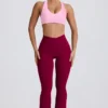 Leggings acampanados con cintura en V y bolsillos Soft Active en color burdeos