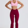 Leggings acampanados con cintura en V y bolsillos Soft Active en color burdeos