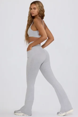 Leggings acampanados con cintura en V y bolsillos Soft Active en gris