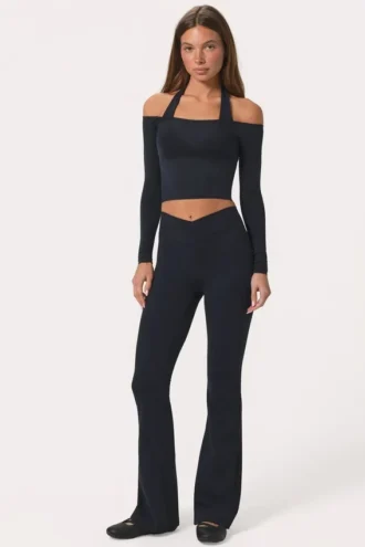 Leggings acampanados Soft Active con cintura en V en negro