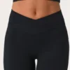 Leggings acampanados Soft Active con cintura en V en negro