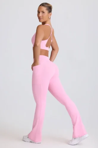 Leggings acampanados Soft Active con cintura en V y bolsillos en rosa bebé