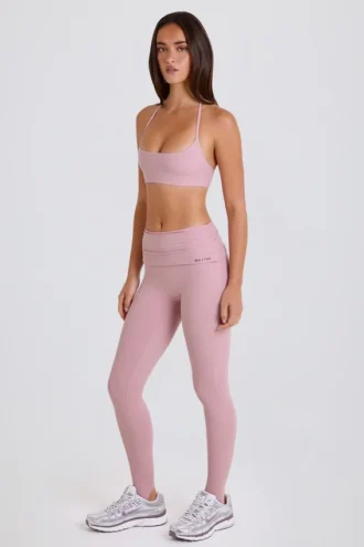 Leggings con estribos y cintura media con vuelta en malva