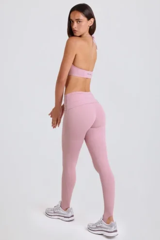 Leggings con estribos y cintura media con vuelta en malva