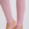 Leggings con estribos y cintura media con vuelta en malva