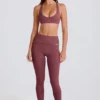 Leggings con estribos y cintura media plegable en color acai