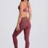 Leggings con estribos y cintura media plegable en color acai