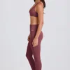 Leggings con estribos y cintura media plegable en color acai