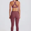 Leggings con estribos y cintura media plegable en color acai