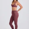 Leggings con estribos y cintura media plegable en color acai