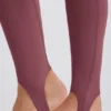 Leggings con estribos y cintura media plegable en color acai