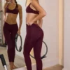 Leggings Soft Active con cintura en V en color burdeos
