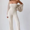Mono bandeau de punto grueso con pantalones acampanados en color crema
