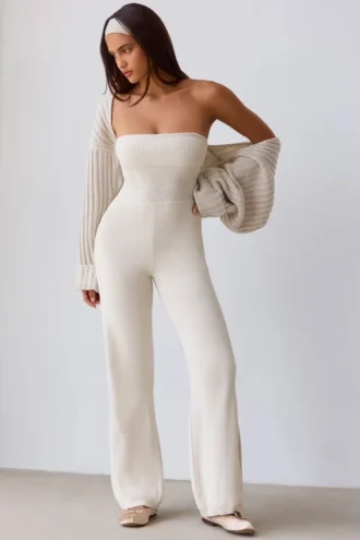 Mono bandeau de punto grueso con pantalones acampanados en color crema