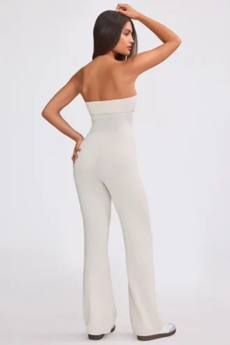 Mono bandeau de punto grueso con pantalones acampanados en color crema
