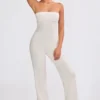 Mono bandeau de punto grueso con pantalones acampanados en color crema
