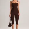 Mono capri ajustado de cuello cuadrado Luma Modal en marrón chocolate