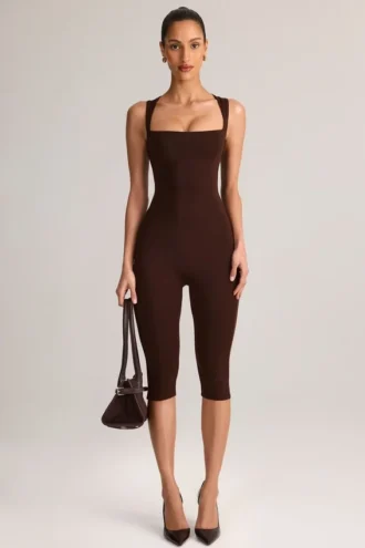 Mono capri ajustado de cuello cuadrado Luma Modal en marrón chocolate