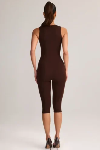 Mono capri ajustado de cuello cuadrado Luma Modal en marrón chocolate