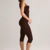 Mono capri ajustado de cuello cuadrado Luma Modal en marrón chocolate