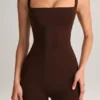 Mono capri ajustado de cuello cuadrado Luma Modal en marrón chocolate