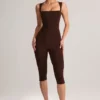 Mono capri ajustado de cuello cuadrado Luma Modal en marrón chocolate