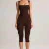 Mono capri ajustado de cuello cuadrado Luma Modal en marrón chocolate