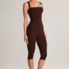 Mono capri ajustado de cuello cuadrado Luma Modal en marrón chocolate